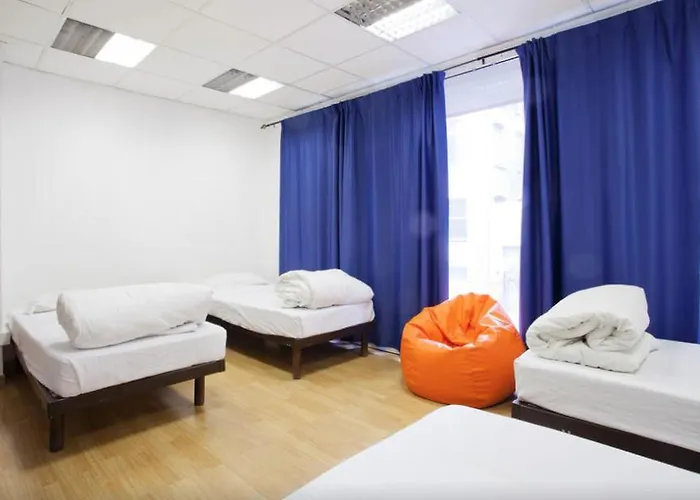 Holidaysbcn Hostel *